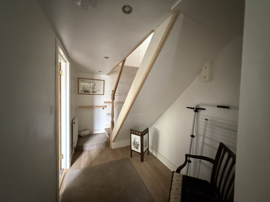 Lot: 205 - FOUR-BEDROOM HOUSE - Entrance hall